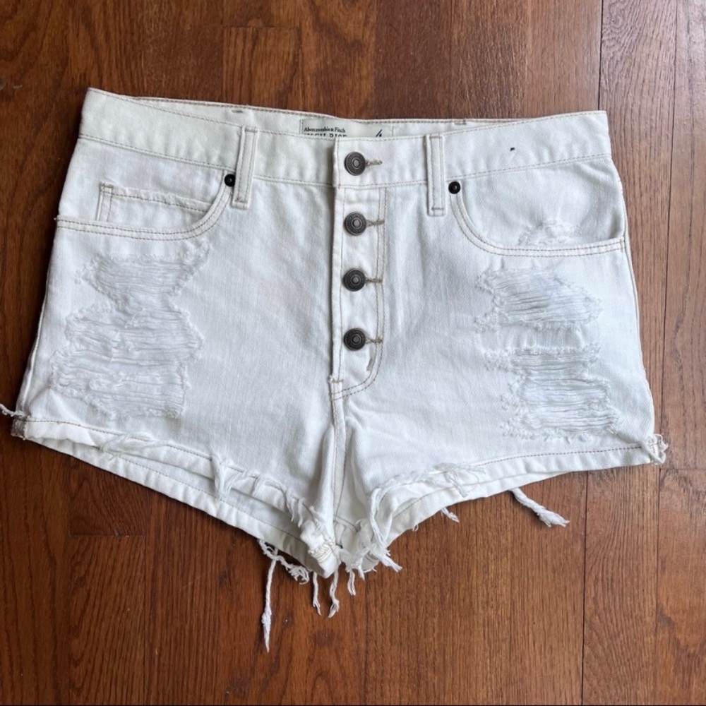 ‼️𝗠𝗢𝗩𝗜𝗡𝗚-𝗠𝗨𝗦𝗧 𝗦𝗘𝗟𝗟 A&F high rise white jean shorts size 6